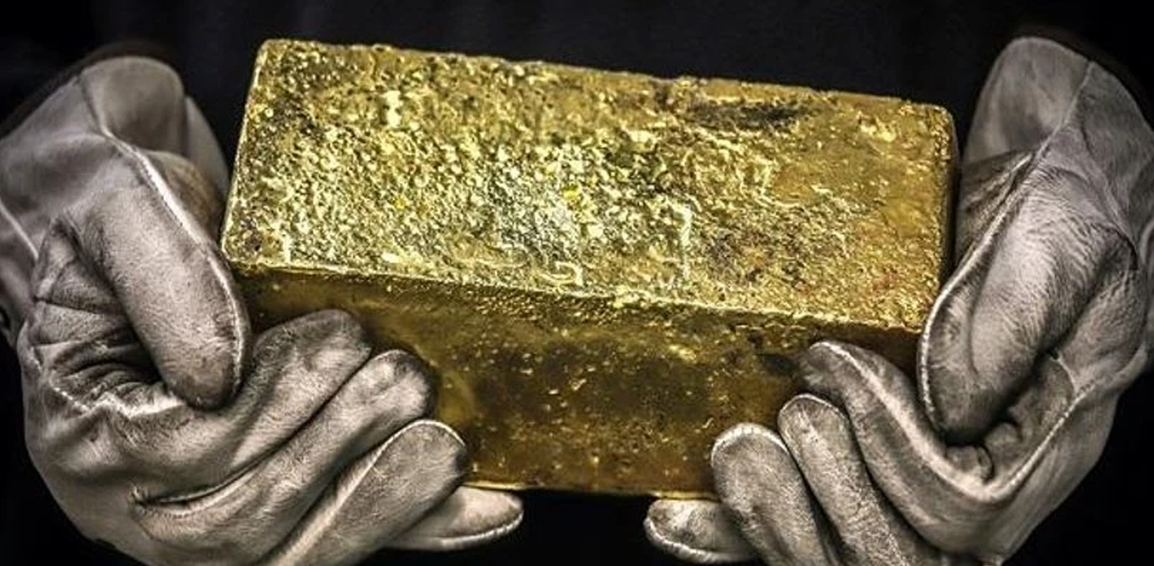 Gold surges to fresh record highs ahead of Powell speech
