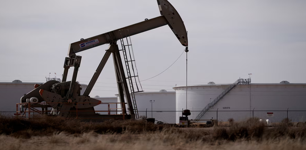 Oil Prices Fall 1% to 5-Month Low Ahead of Trump-Putin Summit