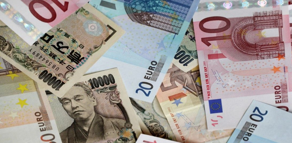 EUR/JPY Pair Steady Near