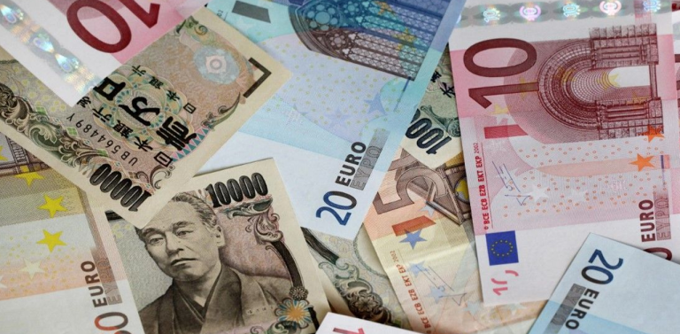 EUR/JPY Pair Steady Near