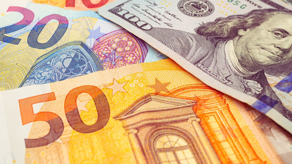 EUR/USD Falls as Strong US Jobs Data Dents Fed Cut Hopes