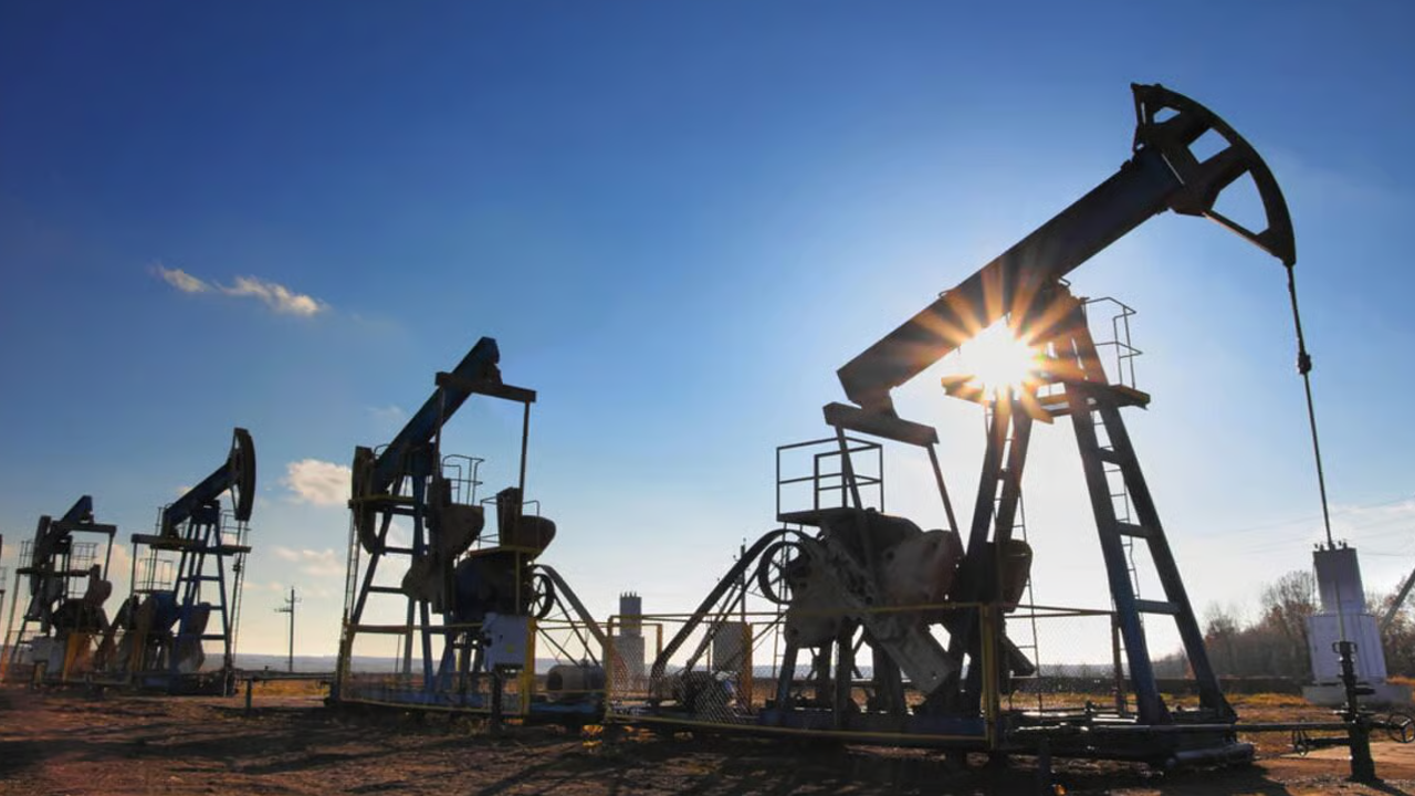 WTI Oil Holds Below $63 as US-Iran Talks and OPEC+ Outlook Weigh